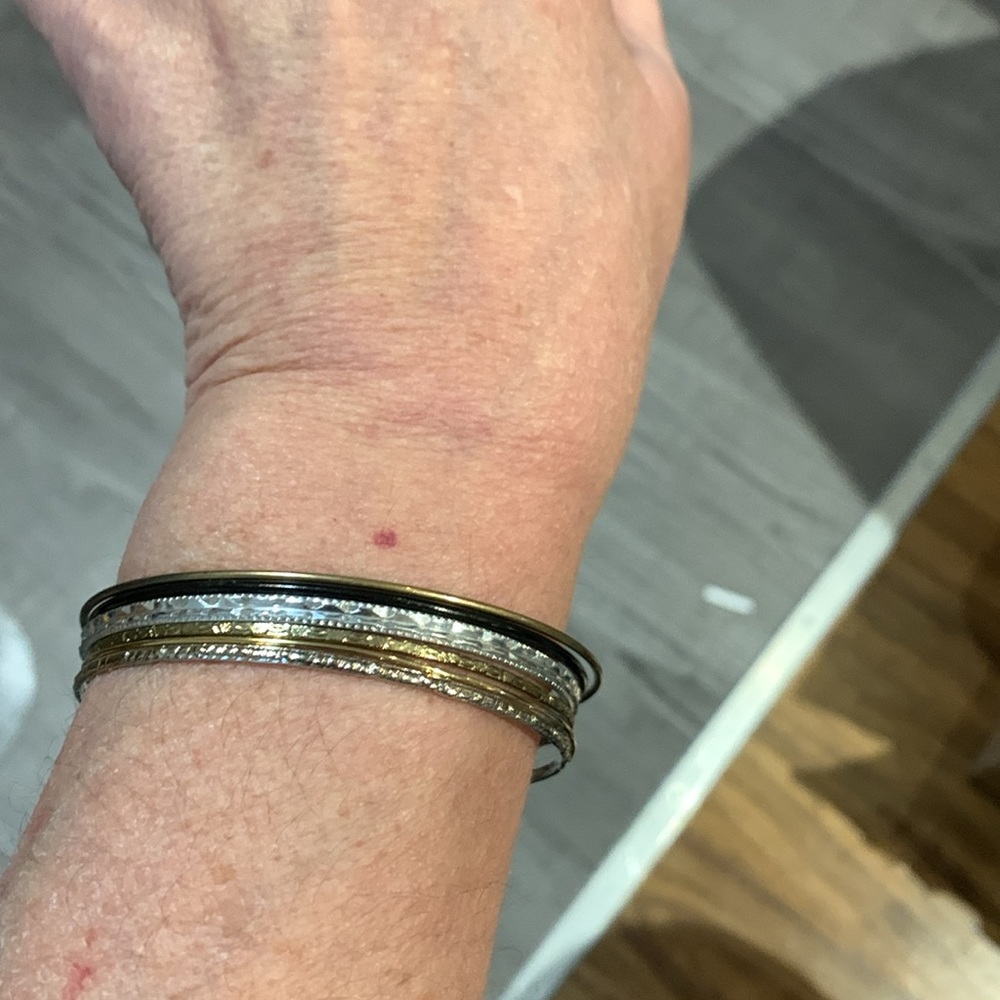 Six bangle bracelets - Picture 4 of 5